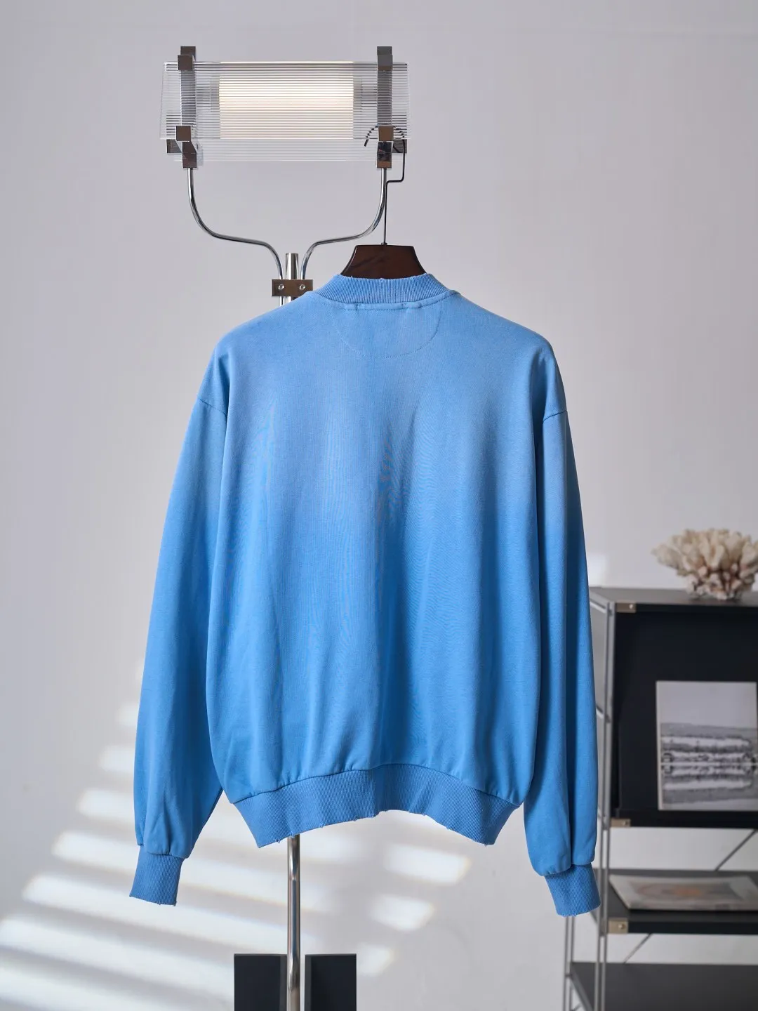 [Real auction] Acne Studios spray-painted distressed logo baseball collar zipper jacket [In Stock] S M L Acne Studios logo printing on the chest uses Retro sports aesthetics to engrave the brand's heritage. It is unobtrusive but highly recognizable. It subtly blends the Nordic minimalist style with the Retro sports style. It is low-key and elegant. It has its own aura. Adopt glue printing process. The chest printing has been revised three times with the film screen. Use glue liquid paint to print the pattern on the fabric. Bake the fabric to fix the printed pattern. Gradient distressing spray process. Spray dyes of different colors on the surface of the fabric. Realize that the clothes will show rich color changes under different lights to increase the visual layering. Many places on the body of the clothes are completely manually positioned and worn. Manual brushing marks add texture and depth to the surface of the clothes to imitate the texture of natural wear and tear. The fabrics have been fermented and washed, giving a better hand feel and texture. Not easy to deform, not easy to shrink, not easy to fade, and maintain long-term beauty and loose fit.